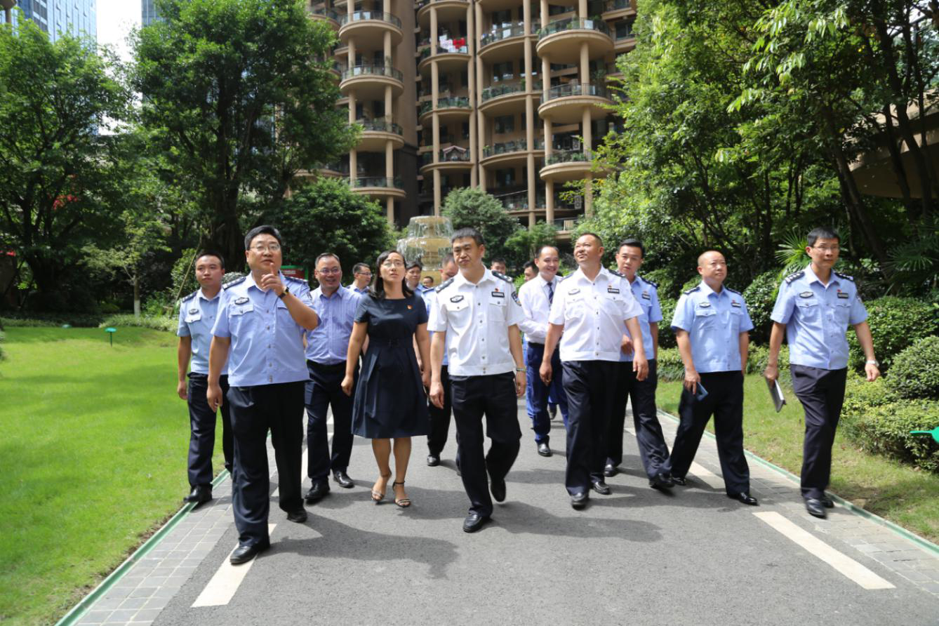 何紹明副市長一行視察綠韻小區(qū)